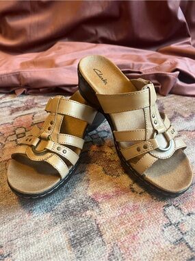 Clarks Lexi Jasmine Nude Leather Comfort Wedge Slide Sandals Women’s 8.5 M NIB